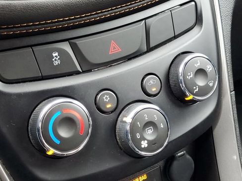 Used 2020 Chevrolet Trax LT w/ Driver Confidence Package FWD image 18