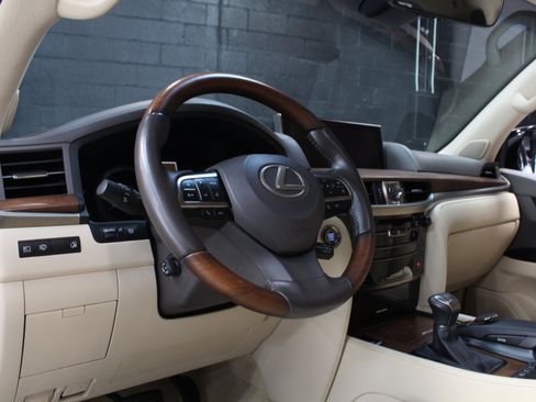 Used 2021 Lexus LX 570 4WD w/ Luxury Package image 32