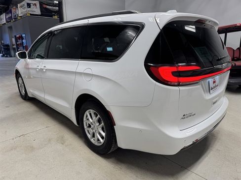 Used 2022 Chrysler Pacifica Touring-L w/ Uconnect Theater Family Group image 5