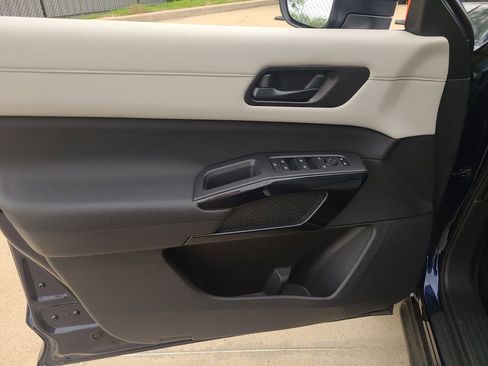 Certified 2025 Nissan Pathfinder SV image 17