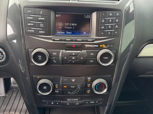 Used 2018 Ford Explorer XLT AWD/4WD image 3