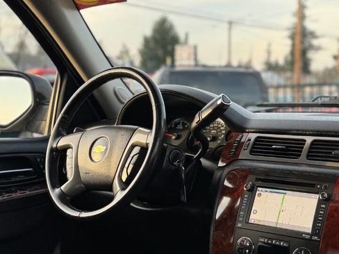 Used 2013 Chevrolet Avalanche LTZ image 3