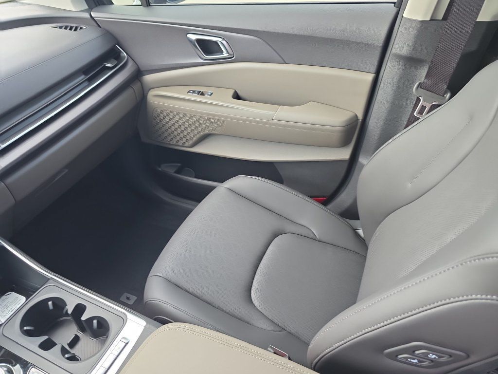 New 2027 Kia Carnival EX FWD image 16
