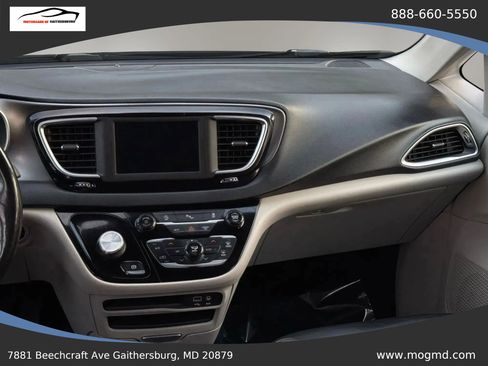 Used 2017 Chrysler Pacifica Touring-L FWD image 34