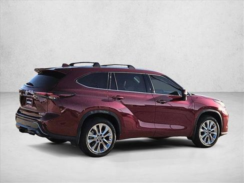 Used 2025 Toyota Highlander Limited FWD image 5
