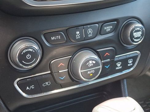 Used 2020 Jeep Cherokee Limited w/ Luxury Group AWD/4WD image 15