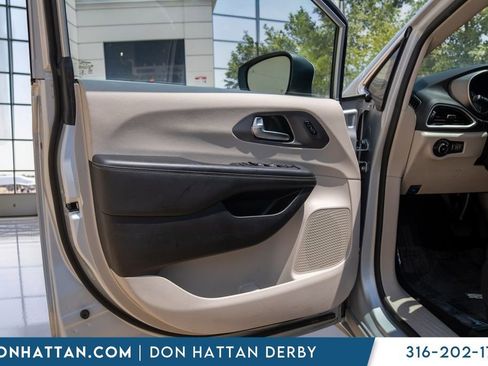 Used 2023 Chrysler Pacifica Touring-L FWD image 14