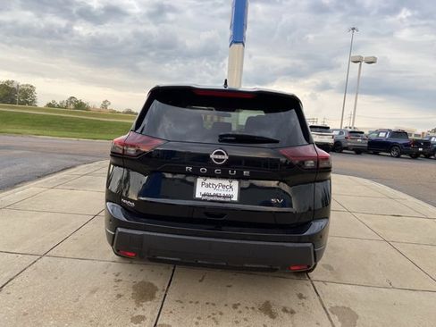 Used 2024 Nissan Rogue SV image 9