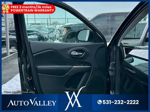 Used 2019 Jeep Cherokee Limited image 12