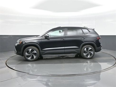 New 2026 Volkswagen Taos SE image 4