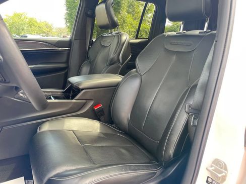 Used 2023 Jeep Grand Cherokee Overland w/ Luxury Tech Group IV AWD/4WD image 16
