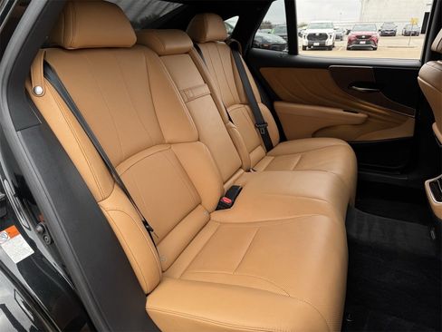 Used 2021 Lexus LS 500 w/ Accessory Package (Z2) image 25