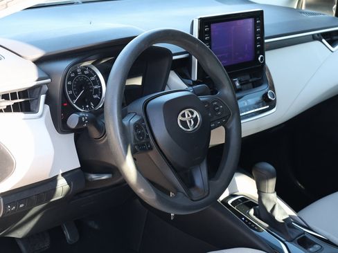 Used 2020 Toyota Corolla LE image 11
