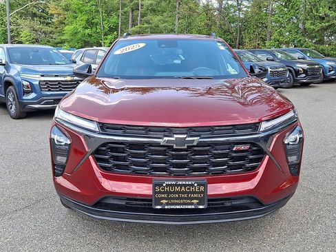 Certified 2025 Chevrolet Trax RS w/ Sunroof Package FWD image 2