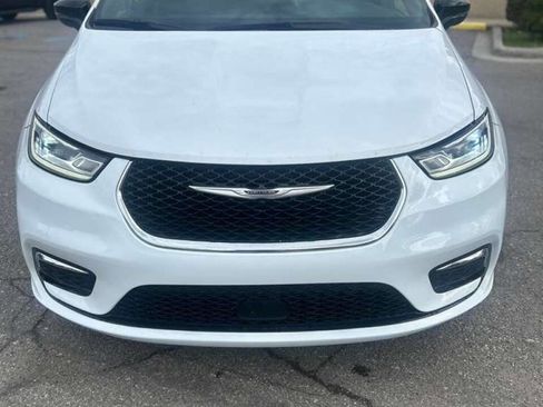 Used 2025 Chrysler Pacifica Select FWD image 2