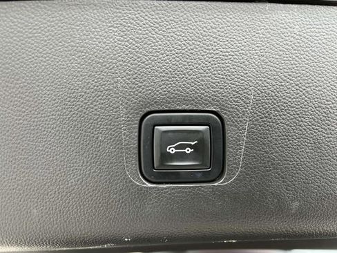 Used 2021 Chevrolet Traverse LT image 12