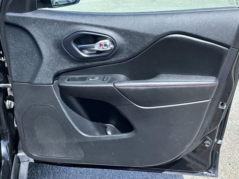 Used 2019 Jeep Cherokee Trailhawk w/ Cold Weather Group AWD/4WD image 18