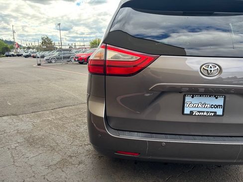 Used 2017 Toyota Sienna XLE w/ XLE Navigation Package AWD/4WD image 8