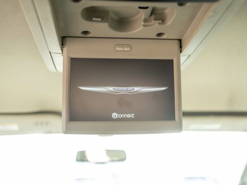 Used 2015 Chrysler Town & Country Touring w/ Driver Convenience Group image 15