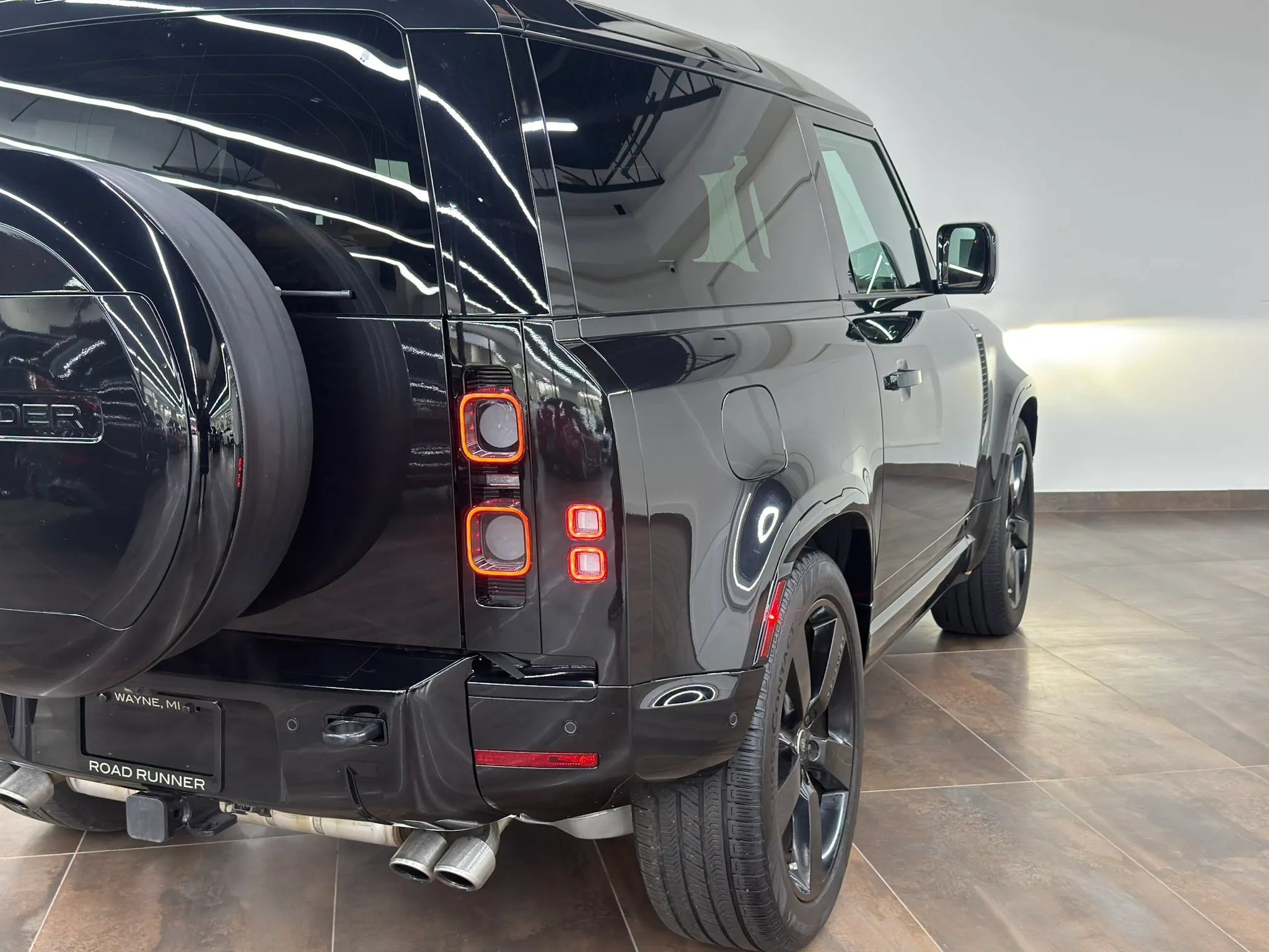 Used 2024 Land Rover Defender 90 V8 AWD/4WD image 13