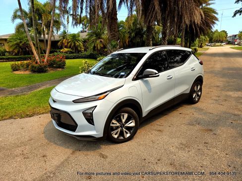 Used 2023 Chevrolet Bolt EUV LT w/ Convenience Package FWD image 4