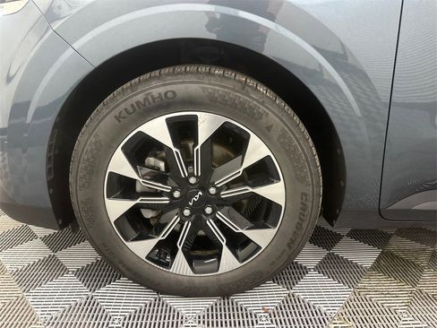 Used 2024 Kia Carnival EX image 12