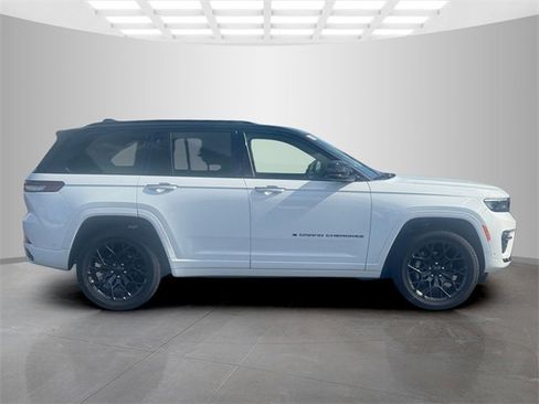 New 2025 Jeep Grand Cherokee Summit image 8