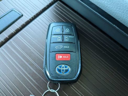 Used 2022 Toyota Sienna XLE FWD image 33