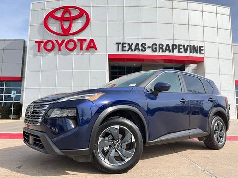 Used 2025 Nissan Rogue SV image 2