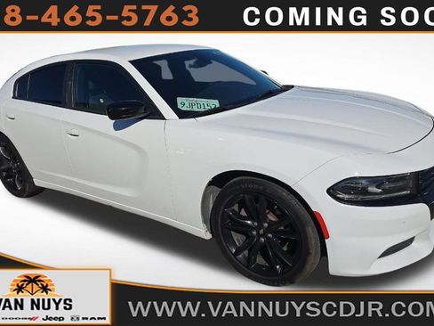 Used 2018 Dodge Charger SXT w/ Blacktop Package image 1