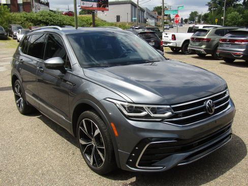 Used 2023 Volkswagen Tiguan SEL R-Line image 2