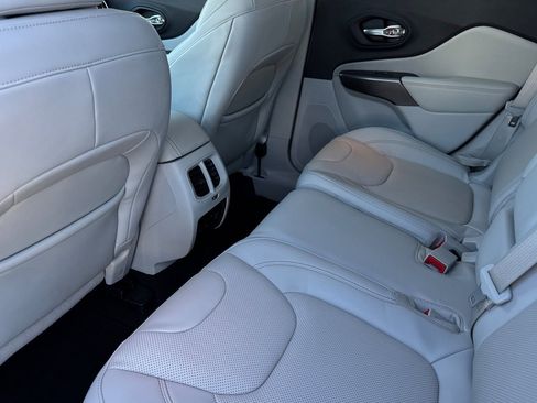 Used 2019 Jeep Cherokee Limited w/ Luxury Group AWD/4WD image 14