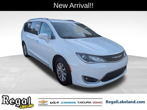Used 2019 Chrysler Pacifica Touring-L image 1