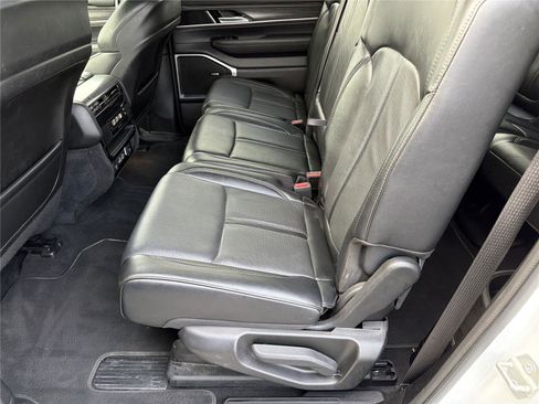 Used 2024 Jeep Wagoneer L Series II RWD image 21