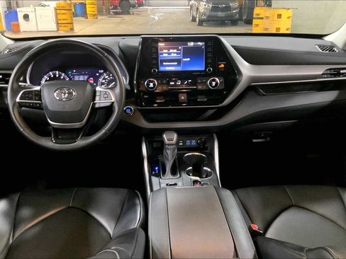 Used 2022 Toyota Highlander XLE AWD/4WD image 16