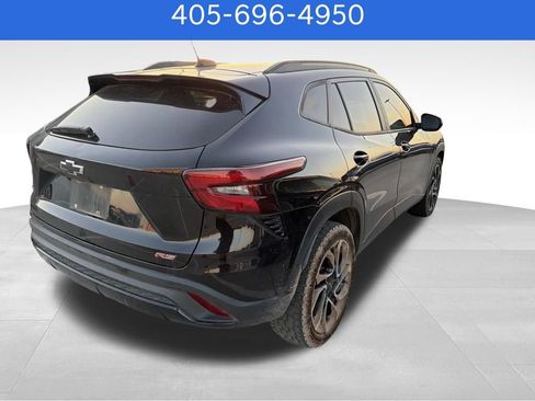 Used 2024 Chevrolet Trax RS w/ Sunroof Package FWD image 3