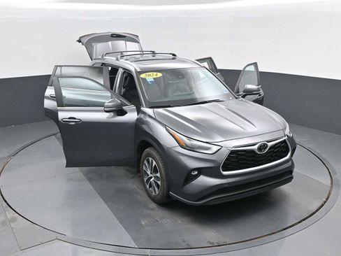 Used 2024 Toyota Highlander XLE image 36