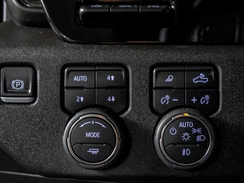 Used 2025 Chevrolet Silverado 2500 ZR2 w/ Technology Package image 25