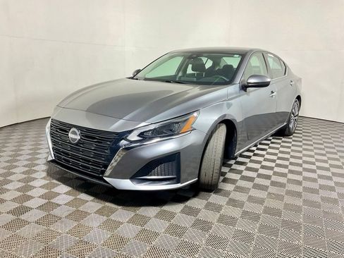 Used 2023 Nissan Altima 2.5 SV FWD image 2