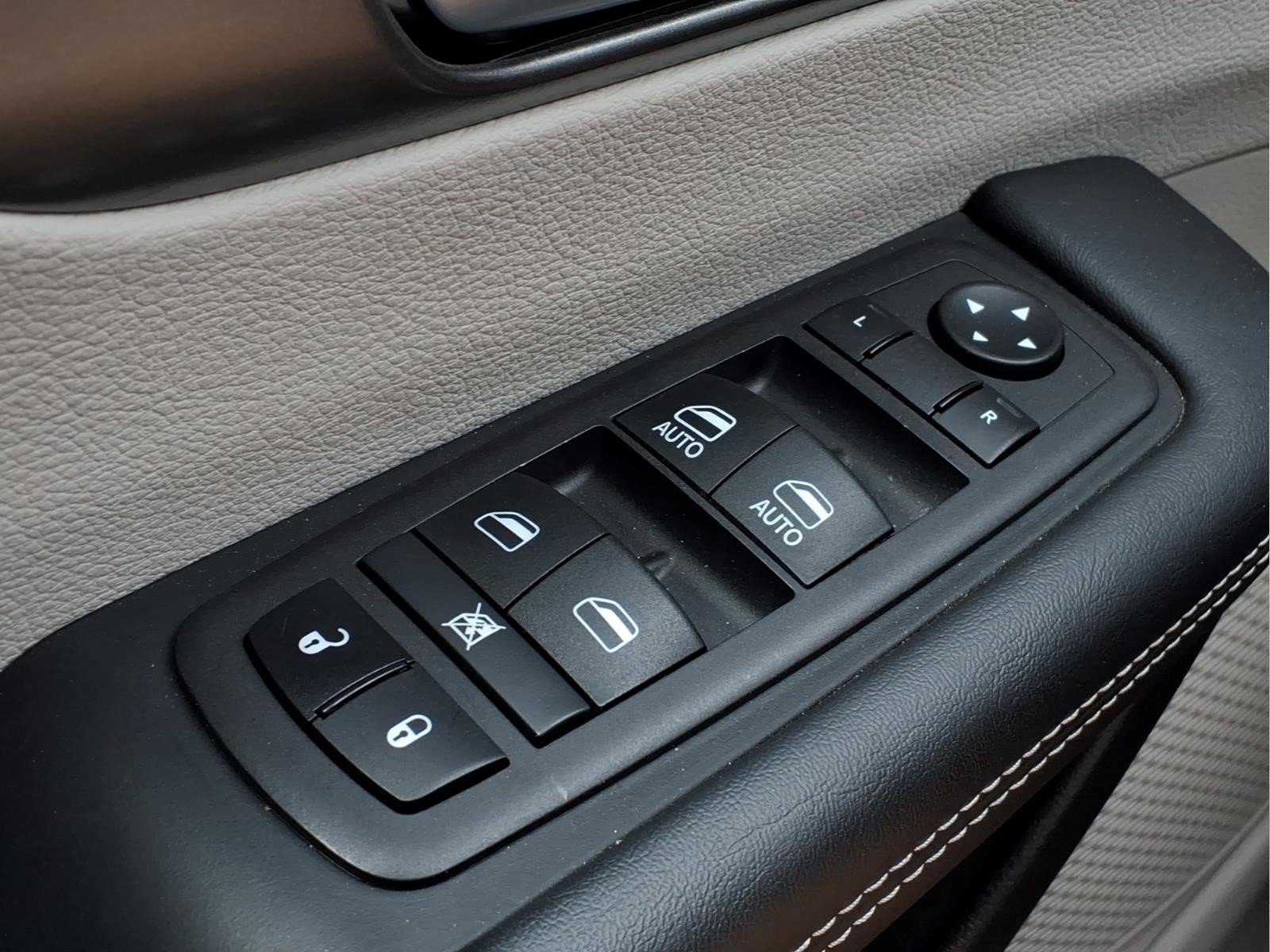 Used 2024 Chrysler Pacifica Touring-L FWD image 20