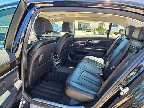 Used 2018 BMW 740i image 22