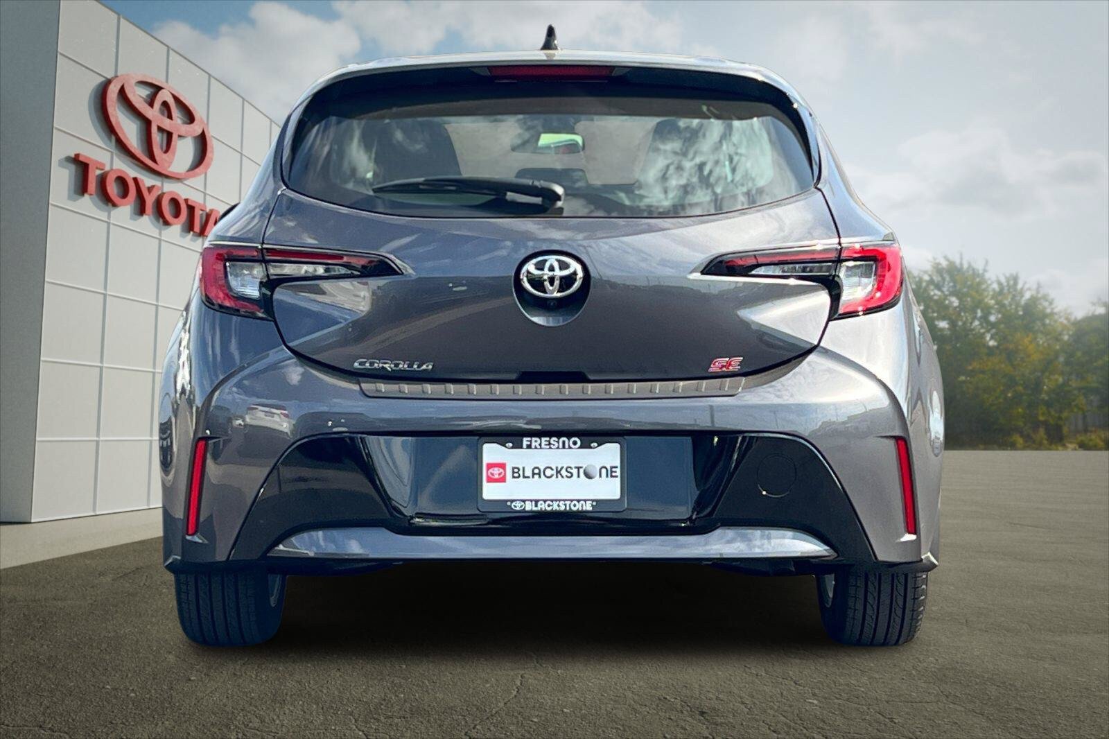 Used 2027 Toyota Corolla SE w/ SE Premium Package FWD image 4