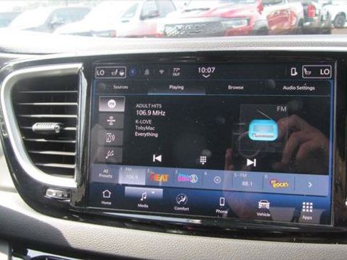 Certified 2025 Chrysler Pacifica Select FWD image 15