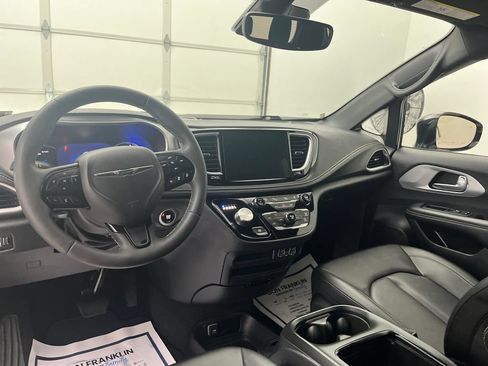 Used 2024 Chrysler Pacifica Limited FWD image 14