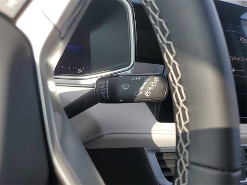 Used 2025 Volkswagen Taos SE image 22