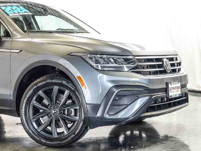 Used 2024 Volkswagen Tiguan SE FWD image 3