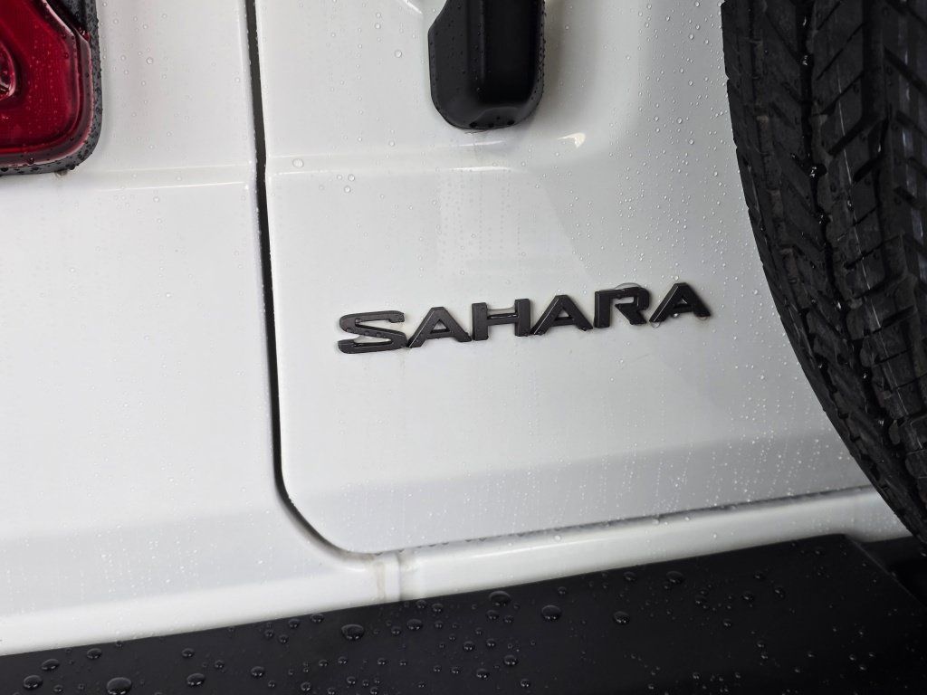 Used 2025 Jeep Wrangler Unlimited Sahara AWD/4WD image 14