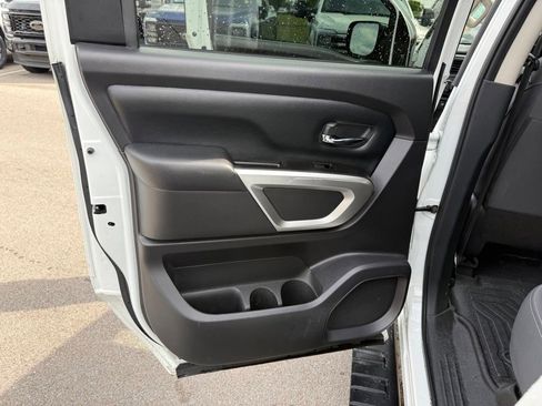 Used 2023 Nissan Titan SV RWD image 9