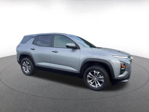 Used 2025 Chevrolet Equinox LT FWD image 2