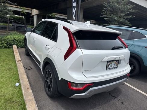 Used 2023 Kia Niro EX image 4